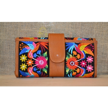 Portfel duży skórzany  brązowy z kwiatowym kolorowym haftem .